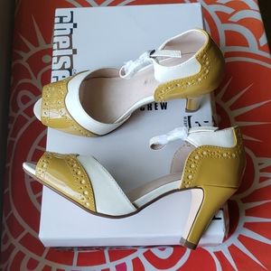 NIB - Brand new Mustard & Bone Godiva pump